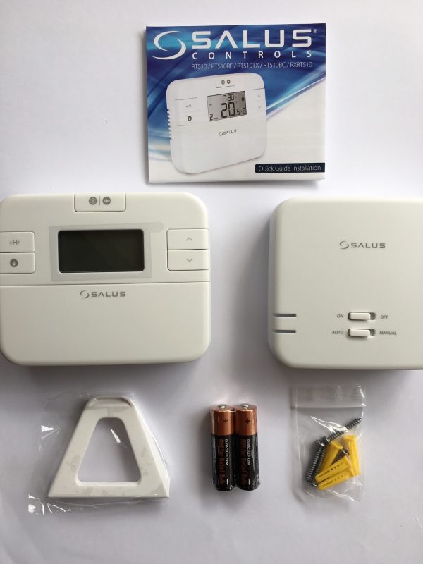 Salus wireless thermostat - Thermostat manual, thermostat, receiver, 2x AA batteries, rawl plugs and screws, and desk stand.